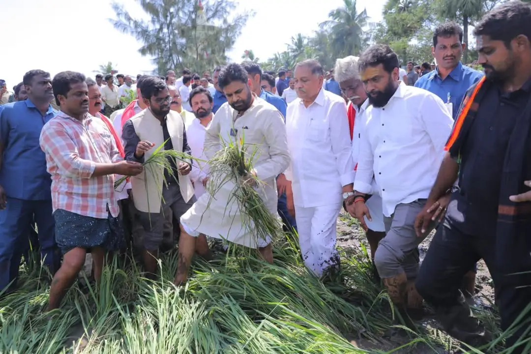 Pawan Kalyan-with-farmers